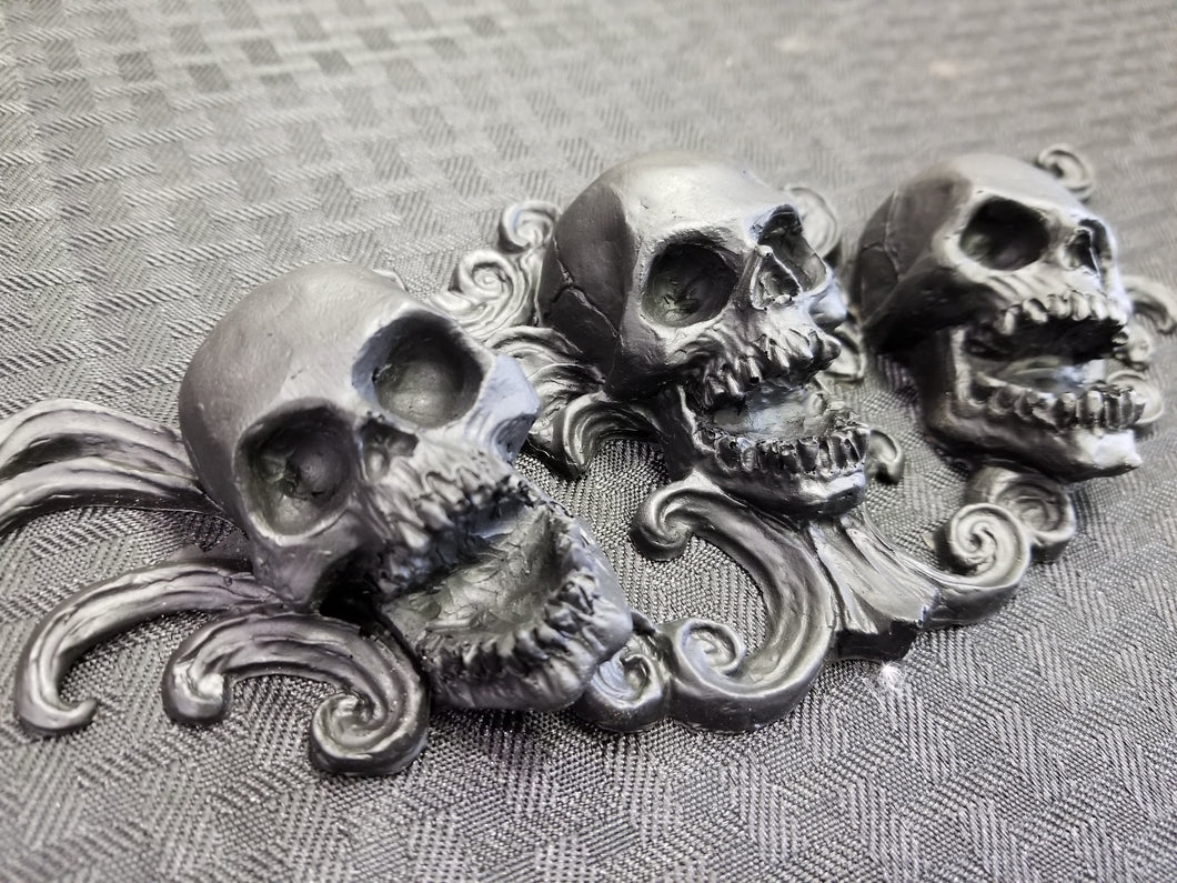 Triple Skull ornament (resin)
